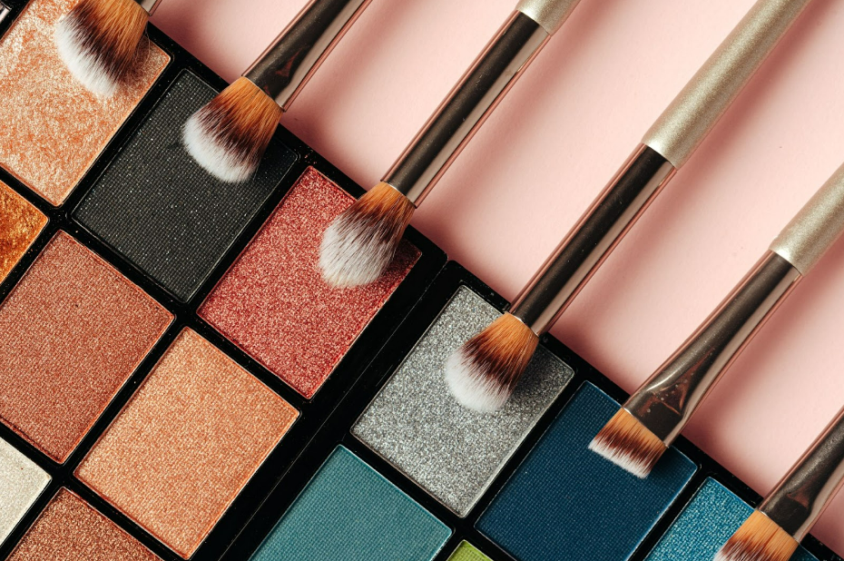 photo of a professional eyeshadow make-up palette and brushes