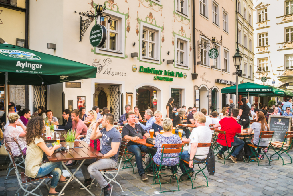 photo of people enjoying alfresco dining during the summer in Munich
