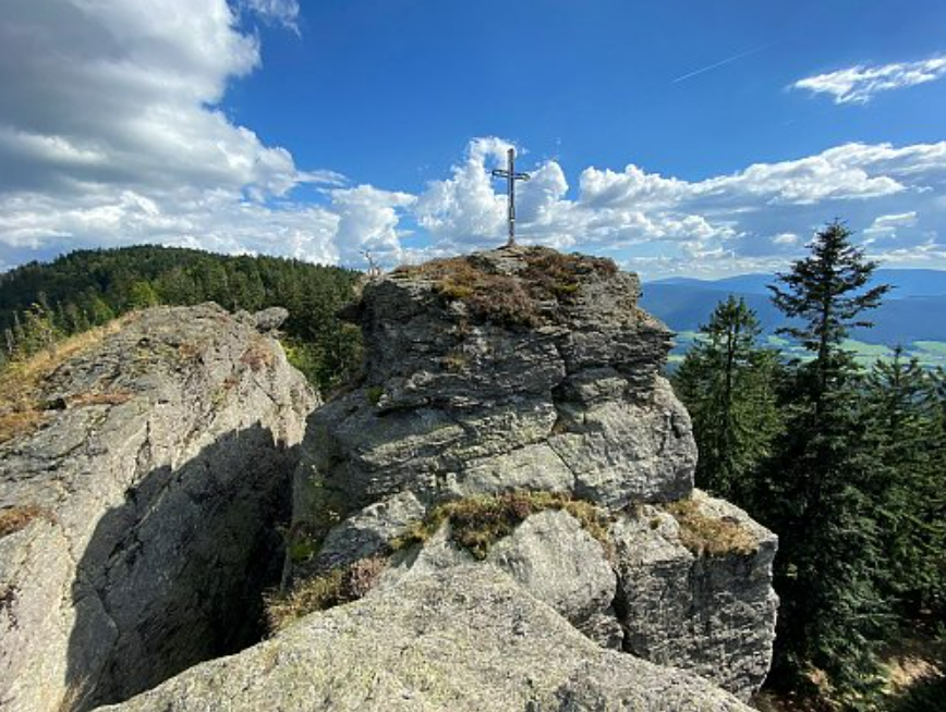 photo of the two-part rock formation at Rauchrohren